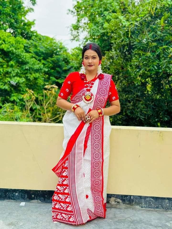 পহেলা বৈশাখের আকর্ষণীয় লাল পেড়ে সাদা শাড়ী।